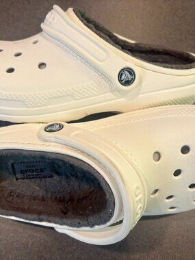 ~~Women’s White Crocs Fleece Lined Fuzzy Gray W 9/M 7     SMOKE/PET FREE HOME!